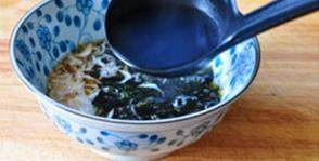 乌鸡大馄饨,放入紫菜和虾皮，浇上两大饭勺滚开的乌鸡汤