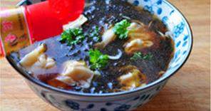 乌鸡大馄饨,撒上几片香菜叶、滴几滴香油，即可