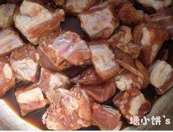 板栗排骨粽,<a style='color:red;display:inline-block;' href='/shicai/ 959'>肋排</a>洗净。斩成小块后用酱油，<a style='color:red;display:inline-block;' href='/shicai/ 718'>料酒</a>和<a style='color:red;display:inline-block;' href='/shicai/ 10588'>糖</a>腌制一夜