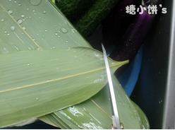 板栗排骨粽,<a style='color:red;display:inline-block;' href='/shicai/ 211314'>粽叶</a>洗净后剪去头上很硬的部分以免戳破