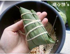 板栗排骨粽,用棉绳绑起来，包好以后煮熟即可