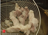 真珠菜汤,原锅下猪肉，一煮熟即捞起放入碗中