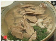 真珠菜汤,汤中加点盐调味，将汤水舀入碗中即可食用