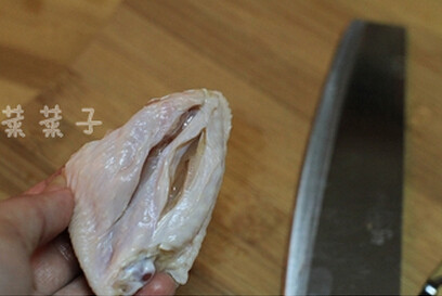 芝香奥尔良烤翅,鸡翅先用水冲净，在鸡翅两面各划两刀以使之更快入味