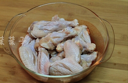 芝香奥尔良烤翅,新奥尔良鸡翅调味料35克，兑35克水，拌匀，将处理好的鸡翅放入调料中