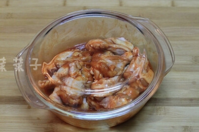 芝香奥尔良烤翅,将鸡翅充分均匀上料，然后盖上盖子放入冰箱冷藏1小时以上