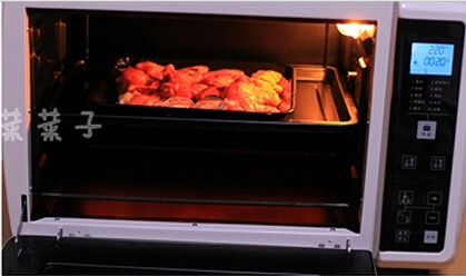 芝香奥尔良烤翅,将鸡翅均匀铺在烤盘中，烤箱预热后，开热风，220度，上下火，20分钟