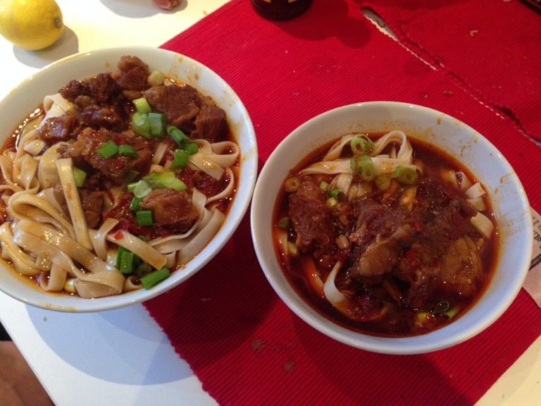 台湾牛肉面,煮后将葱,姜,蒜和红萝卜以及所有的蔬菜捞出扔掉(面的部分可用阳春面或是各式乾面, 生鲜面也行)面煮熟捞出沥乾置入碗中, 加入肉以及牛肉原汁, 上置青菜以及葱花即可食用.