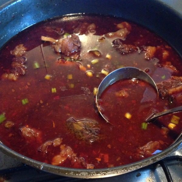 台湾牛肉面,然后加入牛肉和3000cc的水 入调料 盖上锅盖开大火煮滚后改以中小火闷煮约2.5小时。掀盖子后再以中火闷煮约半小时即可。