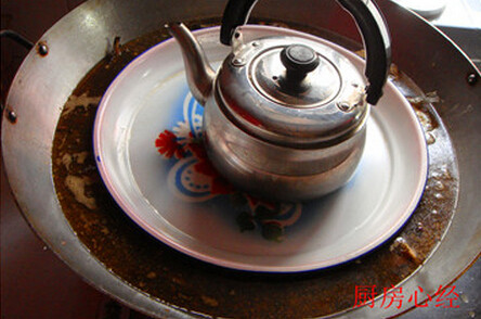 红烧海杂鱼,用重物压实,炖制30 分钟,鱼块非常的入味,关火后再泡30分钟