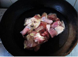 大盘鸡,把<a style='color:red;display:inline-block;' href='/shicai/ 92'>鸡腿</a>洗净切块，焯水后沥干水分