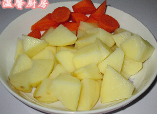 大盘鸡,<a style='color:red;display:inline-block;' href='/shicai/ 23'>土豆</a>，<a style='color:red;display:inline-block;' href='/shicai/ 25'>胡萝卜</a>去皮切块，青椒、红椒洗净切成块