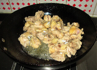 大盘鸡,锅中注入少量油，下入焯水的鸡块翻炒均匀至微黄