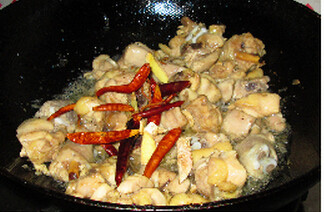 大盘鸡,加入干<a style='color:red;display:inline-block;' href='/shicai/ 62'>辣椒</a>、<a style='color:red;display:inline-block;' href='/shicai/ 700'>花椒</a>、<a style='color:red;display:inline-block;' href='/shicai/ 695'>八角</a>、<a style='color:red;display:inline-block;' href='/shicai/ 3766'>草果</a>、葱姜继续翻炒