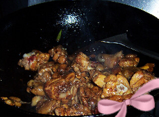大盘鸡,烹入料酒，加入<a style='color:red;display:inline-block;' href='/shicai/ 692'>酱油</a>、<a style='color:red;display:inline-block;' href='/shicai/ 10588'>糖</a>、盐炒均匀