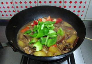 大盘鸡,烧开后，转小火焖制土豆熟透，加入青红椒