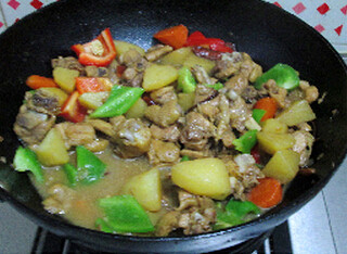 大盘鸡,加入鸡精调味，略收汤汁即可