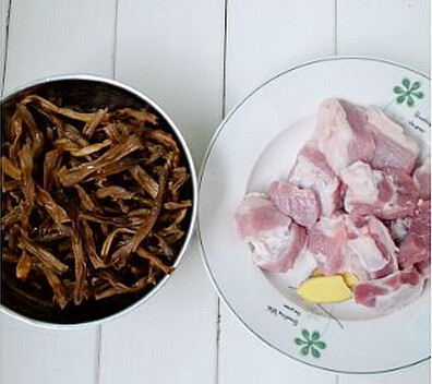 干豆角香焖五花肉,五花肉洗净切成大块,姜去皮切片备用