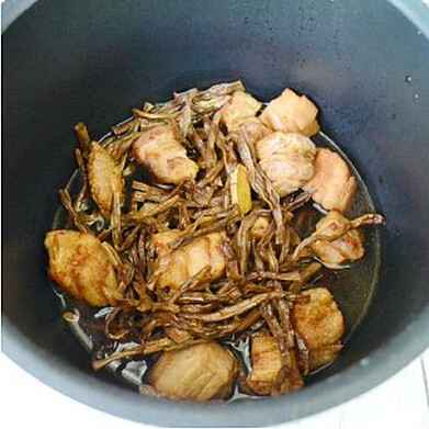 干豆角香焖五花肉,将所有的材料倒进电高压锅内,压20分钟至肉块软烂