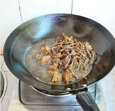 干豆角香焖五花肉,将压好的材料重新倒回到锅内,中火烧至汤汁浓稠