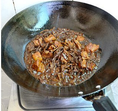 干豆角香焖五花肉,收浓汁后取出装盘食用