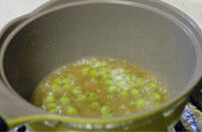 糖醋里脊,加入调好的糖醋汁,大火将糖醋汁烧沸