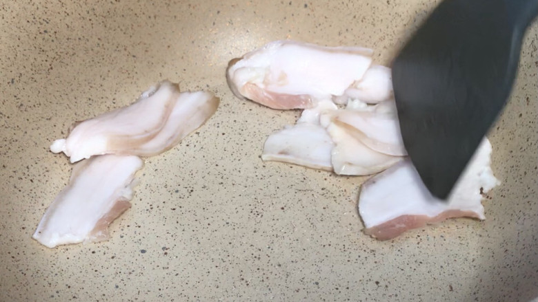 洋葱平菇炒肉,起锅放入肥肉,煸炒出油