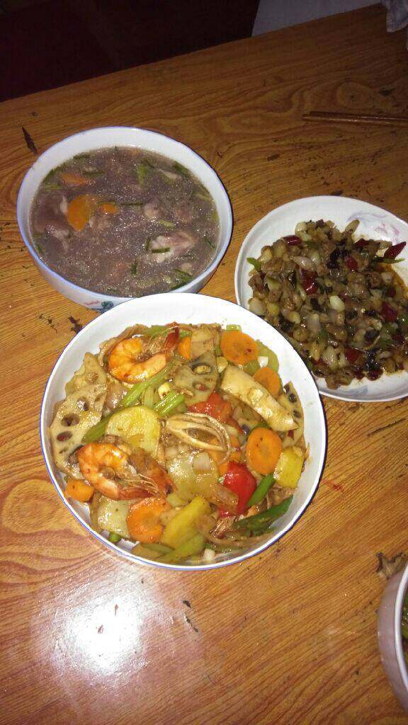 麻辣海鲜香锅,先炒五花肉,爆出油加入虾和鱿鱼加老姜炒,加入一勺黄酒再加麻辣香锅调料粉,放入红椒尖椒炒2分钟后依次加入焯好的蔬菜加一点生抽,炒1分钟后加香葱大蒜起锅淋点香醋!