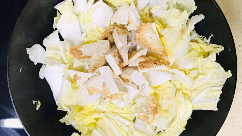 虾米粉丝煲,加入豆腐块,翻炒均匀