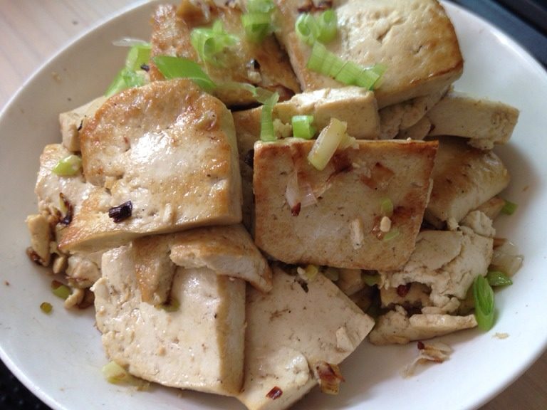 香葱煎老豆腐,出锅，装盘，为了美观，可以再撒些葱花。