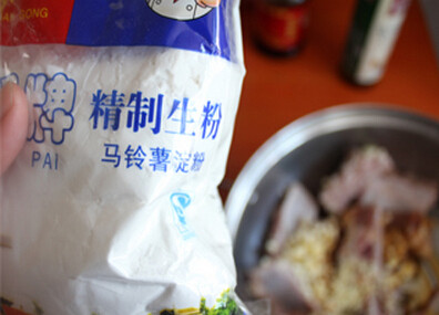 豆豉南瓜排骨盅,放入<a style='color:red;display:inline-block;' href='/shicai/ 692'>酱油</a>，盐，<a style='color:red;display:inline-block;' href='/shicai/ 10588'>糖</a>，食用油，<a style='color:red;display:inline-block;' href='/shicai/ 756'>鸡精</a>，<a style='color:red;display:inline-block;' href='/shicai/ 694'>豆豉</a>，生粉
