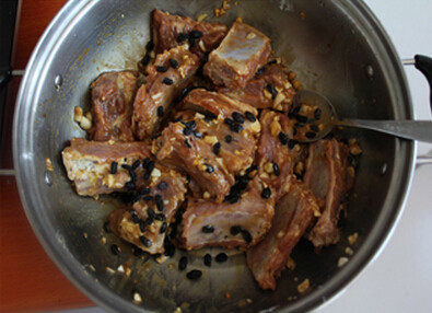 豆豉南瓜排骨盅,用力搅拌均匀,腌制半个小时以上
