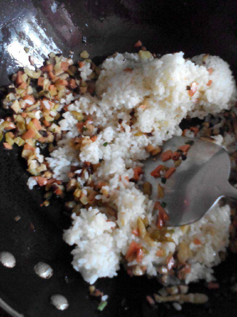蛋炒蛋,倒入<a style='color:red;display:inline-block;' href='/shicai/ 507'>米饭</a>同炒，撒上葱碎和适量盐。