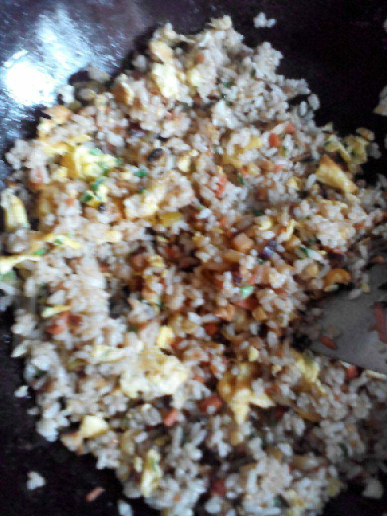 蛋炒蛋,倒入蛋碎同炒，炒至入味。