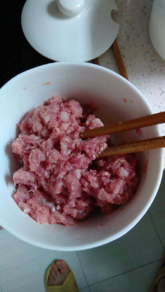 荔枝蒸肉饼,加适量盐，料酒，生抽拌匀