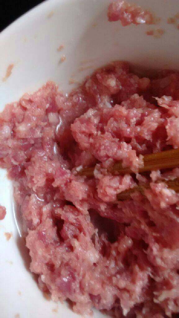 荔枝蒸肉饼,加适量清水顺一个方向拌匀