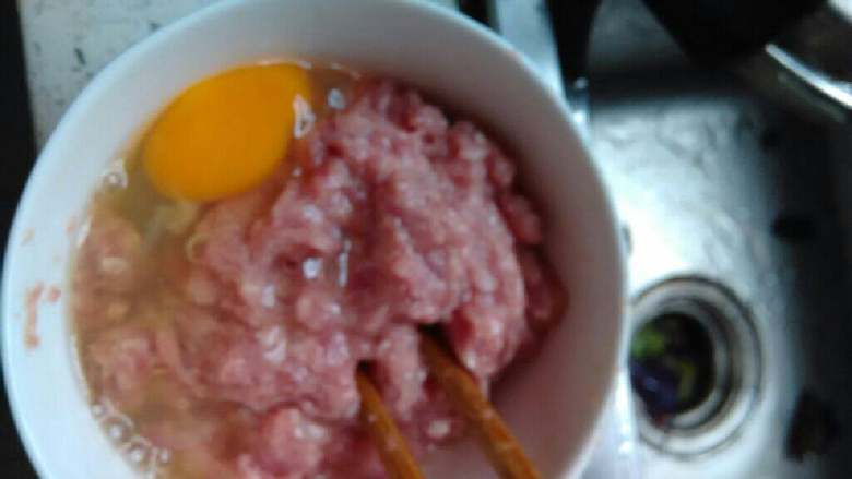 荔枝蒸肉饼,放一个土鸡蛋拌匀