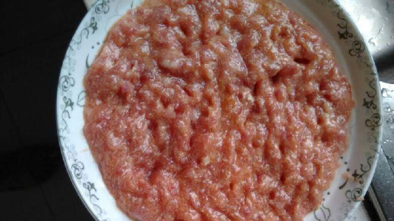 荔枝蒸肉饼,倒进碟子里放进<a style='color:red;display:inline-block;' href='/shicai/ 609'>荔枝</a><a style='color:red;display:inline-block;' href='/shicai/ 2470'>红枣</a>，<a style='color:red;display:inline-block;' href='/shicai/ 142822'>枸杞子</a>，隔水蒸30分钟