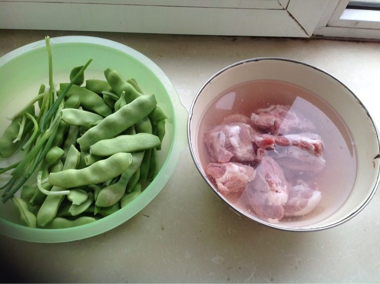 排骨炖豆角,豆角摘净，排骨泡去血水，葱留葱白多一些