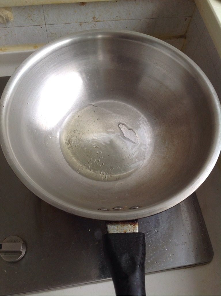 排骨炖豆角,如图锅内放适量油