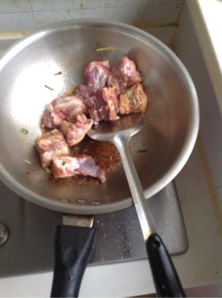 排骨炖豆角,如图<a style='color:red;display:inline-block;' href='/shicai/ 692'>酱油</a>爆锅，放入葱段和排骨，翻炒