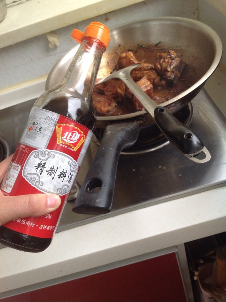 排骨炖豆角,如图<a style='color:red;display:inline-block;' href='/shicai/ 718'>料酒</a>一点点去去肉腥