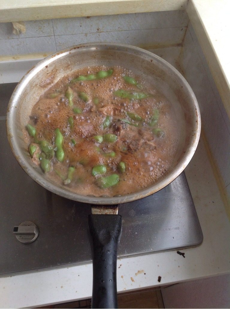 排骨炖豆角,等水快干时，出锅！淋一点葱花，ok