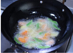 麻辣香锅小龙虾 ,锅中入油烧热,加入土豆、豆角、胡萝卜中火炸到五成熟再放<a style='color:red;display:inline-block;' href='/shicai/ 29'>洋葱</a>炸,炸到表皮金黄色捞出备用