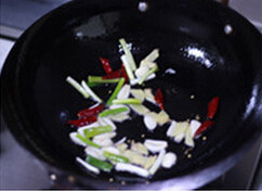 麻辣香锅小龙虾 ,锅中留油,加入葱、姜、蒜、辣椒炸香