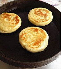 麻油酥饼,平底锅烧热，到适量的油，将饼坯放入，小火，底部烤至金黄色，在饼坯表面刷层油翻过来，烙至上色