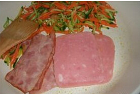 奶酪培根卷饼,胡萝卜和青瓜炒熟,煎培根和火腿片