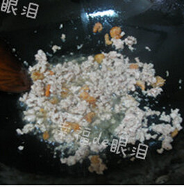 金针茄子煲,热锅凉油,放入肉末和海米翻炒