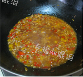 金针茄子煲,放入适量的生抽、老抽、盐、蚝油、胡椒粉、白糖调味