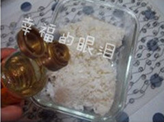 鳗鱼寿司,剩米饭放入适量的寿司醋搅拌均匀,盖上盖子静置30分钟以上